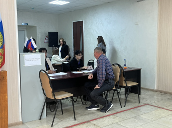 Голосование на избирательном участке 860