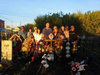 Члены УИК 860 посетили могилу Булановой Галины Васильевны - бессменного секретаря участковой комиссии на протяжении многих лет.